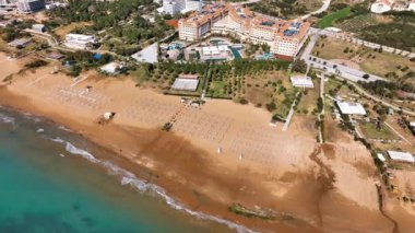 Kızıl güneş dağların arasından yükseliyor