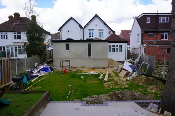 Ev yapımı. Yeni ve modern ev inşaatı. Kalıntılar ve bina yapım aşamasında