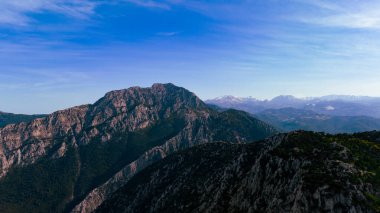 Dağ manzarası. Dağ zirvesi ve gün batımında harika manzara..