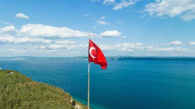 Türk bayrağı. Denizde dalgalanan Kızıl Türk bayrağı.