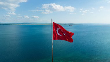 Türk bayrağı. Denizde dalgalanan Kızıl Türk bayrağı.