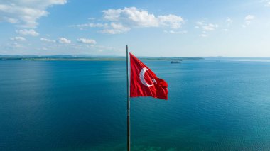 Türk bayrağı. Denizde dalgalanan Kızıl Türk bayrağı.