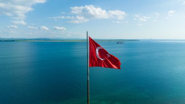 Türk bayrağı. Denizde dalgalanan Kızıl Türk bayrağı.