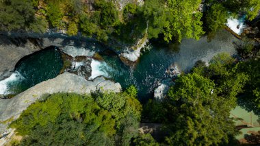 İnsansız hava aracıyla şelalenin en üst görüntüsü. Ormanda çağlayan şelale