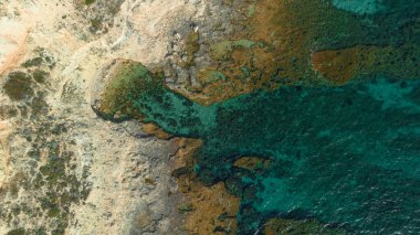 Deniz kenarındaki kayalıklar ve dalgalar. Mavi deniz ve güzel drone manzarası