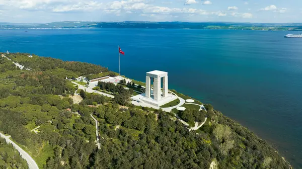 Şehitler Anıtı, temsili mezarlıklar insansız hava aracı atışı. Türk ve Osmanlı askerlerinin mezarlığı. Birinci Dünya Savaşı 1915. 