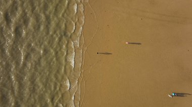 Yukarıdan Aşağıya Hava Aracı Görüntü Parlak Mavi Kristal Açık Su ve Beyaz Kum Kumsalı. Güzel tropikal cennet adası. Yaz ve seyahat tatili