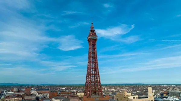 Ünlü Blackpool Kulesi 'nin ve gökyüzünden kumsalın görüntüleri. Güzel bir yaz günü. Büyük Britanya' nın en popüler tatil beldelerinden birinde.