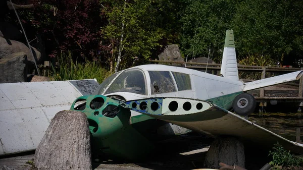 Tek motorlu uçak kazası. Parçalanmış yolcularla uçak kazası.