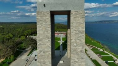 Şehitler Anıtı, Çanakkale. Türk bayrağı. Kızıl Türk bayrağı denizde dalgalanıyor. Drone Ateş