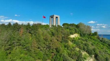 Şehitler Anıtı, Çanakkale. Türk bayrağı. Kızıl Türk bayrağı denizde dalgalanıyor. Drone Ateş