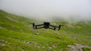 Rize, Türkiye - 14 Temmuz 2023: Kameralı DJI Maviç 3 Klasik pro drone. Doğa geçmişi. İllüstrasyon içeriği