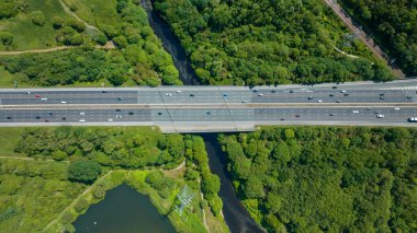 Otobanda trafik vardı. Gün batımında Lakeside otoyolunda yoğun trafik var. Tren rayların üzerinden geçiyor.