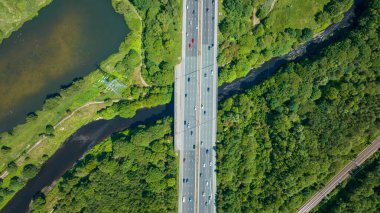 Otobanda trafik vardı. Gün batımında Lakeside otoyolunda yoğun trafik var. Tren rayların üzerinden geçiyor.