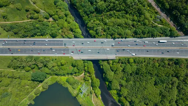 Otobanda trafik vardı. Gün batımında Lakeside otoyolunda yoğun trafik var. Tren rayların üzerinden geçiyor.