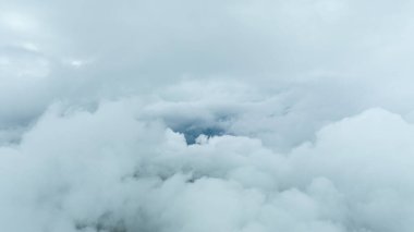 Hava fotoğrafları yoğun gri bulutların üzerinde son nesil bir dron ile çekildi. Bulutların üstündeki gökyüzü ve muhteşem manzara fotoğrafı.