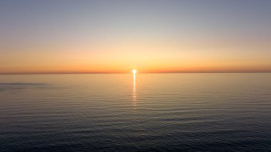 Denizin üzerinde gün batımı manzarası. Sahilde deniz kenarında gün batımı manzarası. Altın saat gün batımı