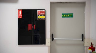 Yangın çıkışı. Acil yangın çıkışı hastanede felaket için kullanılıyor. Yangın çıkışı.