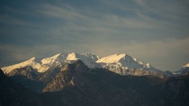 Karlı dağ manzarası ve göl. Göl ve dağın tepesinde harika bir kar manzarası.