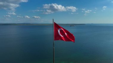 Türk bayrağı. Denizde dalgalanan Kızıl Türk bayrağı