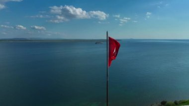 Türk bayrağı. Denizde dalgalanan Kızıl Türk bayrağı