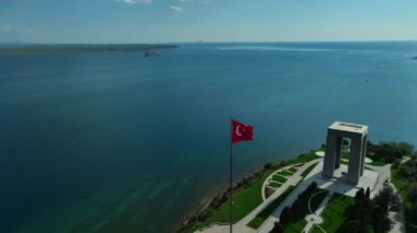Şehitler Anıtı, Çanakkale. Türk bayrağı. Kızıl Türk bayrağı denizde dalgalanıyor. Drone Ateş