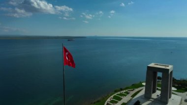 Şehitler Anıtı, Çanakkale. Türk bayrağı. Kızıl Türk bayrağı denizde dalgalanıyor. Drone Ateş