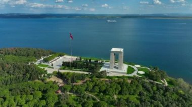 Şehitler Anıtı, Çanakkale. Türk bayrağı. Kızıl Türk bayrağı denizde dalgalanıyor. Drone Ateş