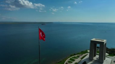 Şehitler Anıtı, Çanakkale. Türk bayrağı. Kızıl Türk bayrağı denizde dalgalanıyor. Drone Ateş