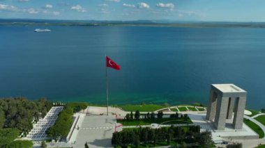 Şehitler Anıtı, Çanakkale. Türk bayrağı. Kızıl Türk bayrağı denizde dalgalanıyor. Drone Ateş