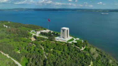 Şehitler Anıtı, Çanakkale. Türk bayrağı. Kızıl Türk bayrağı denizde dalgalanıyor. Drone Ateş