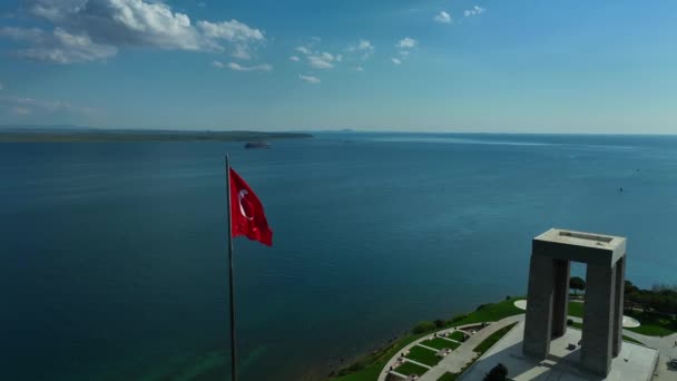 Mučednický Pomník Canakkale Turecká Vlajka Červená Turecká Vlajka Vlnící Moři — Stock video