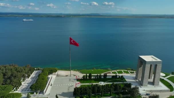 Monumento Los Mártires Canakkale Bandera Turca Bandera Roja Turca Ondeando — Vídeos de Stock