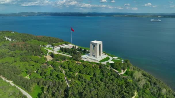 Mučednický Pomník Canakkale Turecká Vlajka Červená Turecká Vlajka Vlnící Moři — Stock video