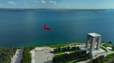 Şehitler Anıtı, Çanakkale. Türk bayrağı. Kızıl Türk bayrağı denizde dalgalanıyor. Drone Ateş