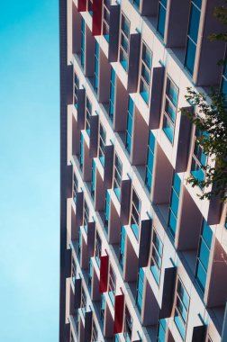 Mavi Darwin şehrinin gökyüzüne uzanan güçlü dikey çizgileri gösteren yüksek açılı bir binanın açılı fotoğrafı.