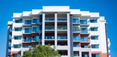 Darwin 'de, Kuzey Bölgesi' nde heykel gibi bir apartman dairesi. Pencereler güzel mavi Avustralya gökyüzünü yansıtıyor. En üst cephe, naiplik ve güç sunar.