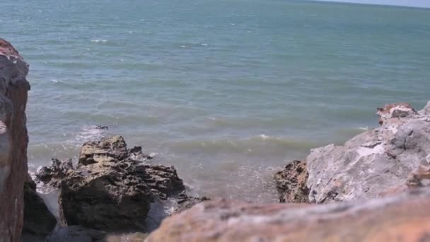 Kleine Wellen Wälzen Sich Sanft Felsformationen Nordrand Australiens Bei Nightcliff — Stockvideo
