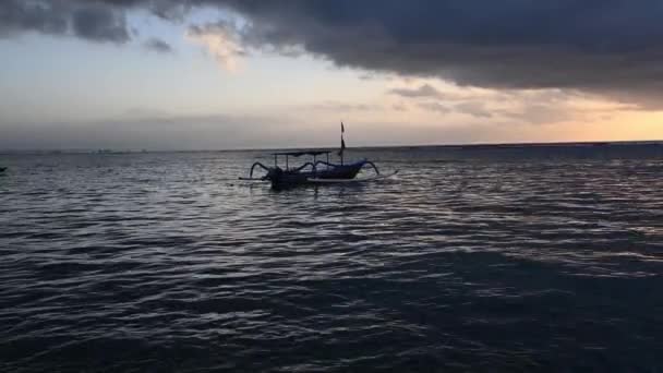 Традиційний Балійський Рибальський Човен Спокійних Водах Пляжу Сіндху Сході Сонця — стокове відео