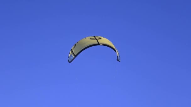 Gele Zwarte Vlieger Grote Hoogte Blauwe Lucht Boven Mertasari Strand — Stockvideo