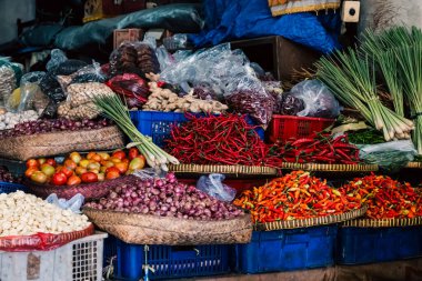 Endonezya 'nın Bali kentindeki ana Denpasar şehir pazarı Pasar Badung' da satılık renkli sebze, baharat, fındık ve limon koleksiyonu..