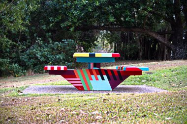 Bushland Park 'ta çok renkli bir piknik masası.