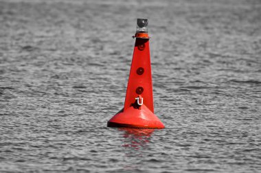 Monoton bir arkaplana karşı kırmızı denizcilik seyrüsefer feneri