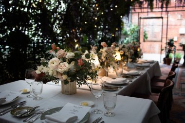 Çiçek ve bitkilerle dolu bir masa 