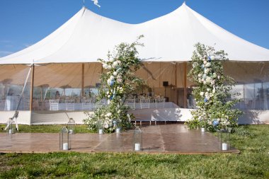 Çiçeklerle süslenmiş beyaz ve ahşap masa 