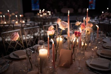 Akşamları kilisenin düğün dekorasyonu. 