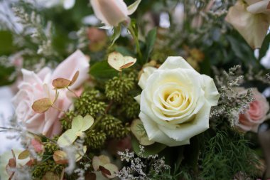 Çiçekli bir düğün buketi. 