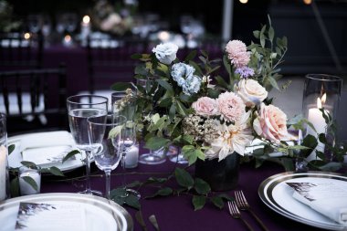 Gelin için güzel düğün süsleri. düğün masası 