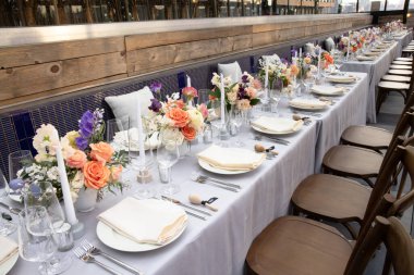 Restoranda ya da düğün resepsiyonunda masa 