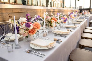 Çiçekler ve mumlarla hazırlanmış güzel bir düğün masası. 